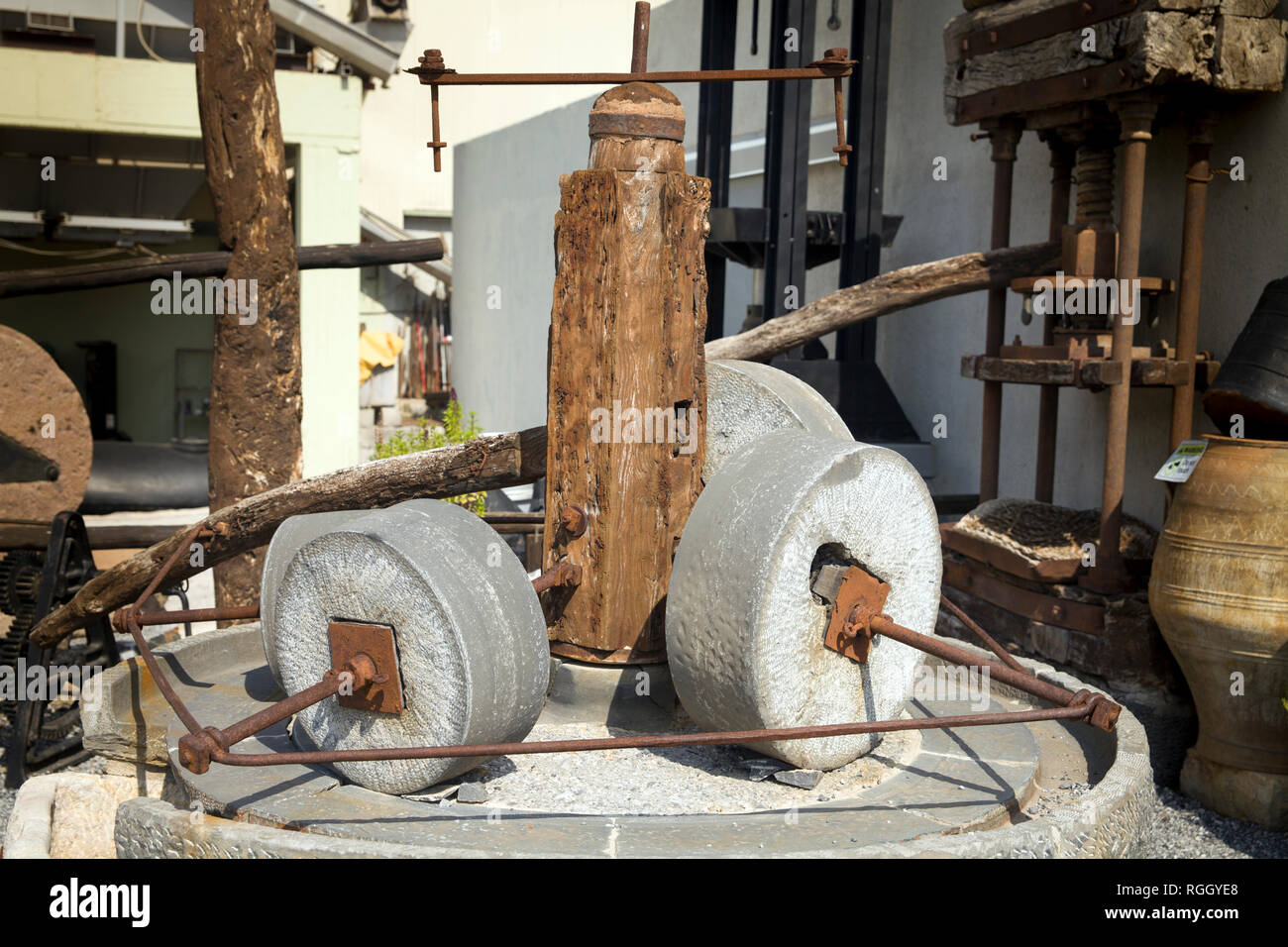 Vecchio mulino per la macinazione di olive. Un antico macchina per la  produzione di olio di oliva Foto stock - Alamy