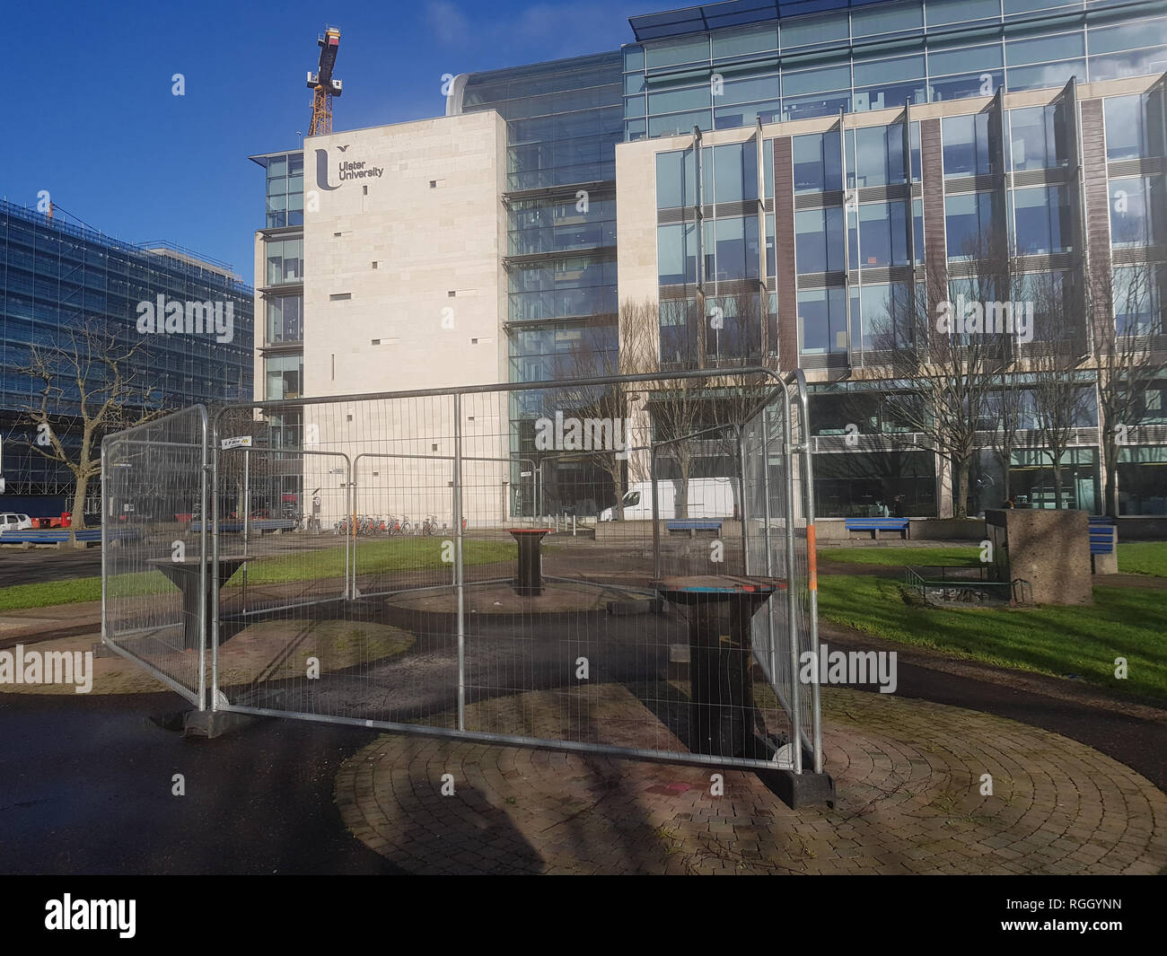 La scena della Cattedrale di giardini in Belfast City Centre, dove tre boe sono state rimosse dalla piazza per fare la strada per un nuovo Belfast Blitz memorial. Foto Stock