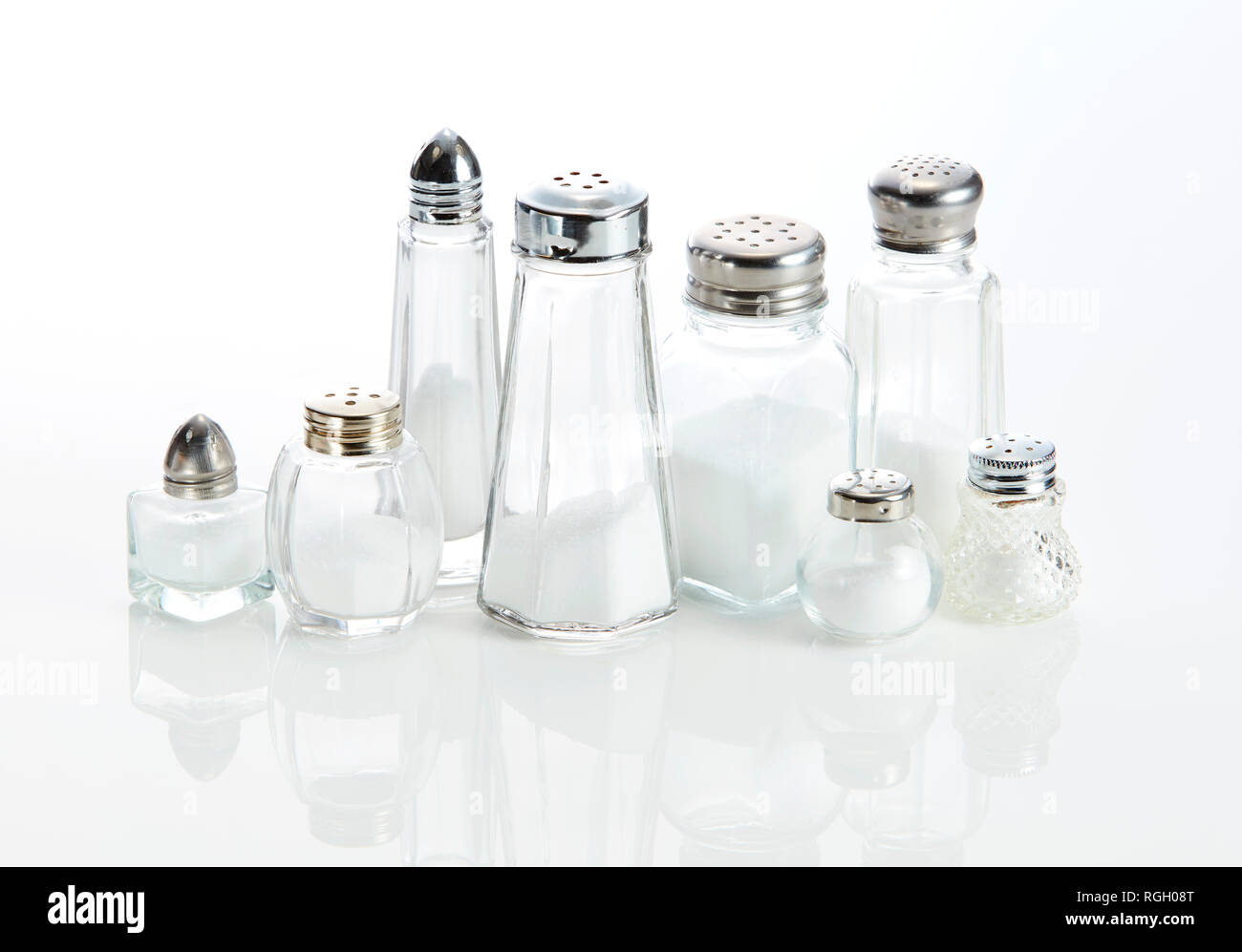 Otto diverse sale ageinst shakjers sfondo bianco Foto Stock