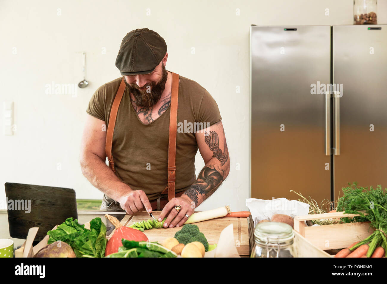 Uomo maturo provando vegetarian online-ricette Foto Stock