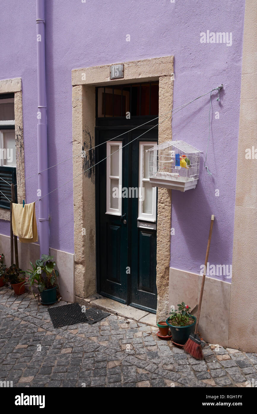 Porta di una coloratissima casa nel quartiere di Alfama di Lisbona, Portogallo. Foto Stock