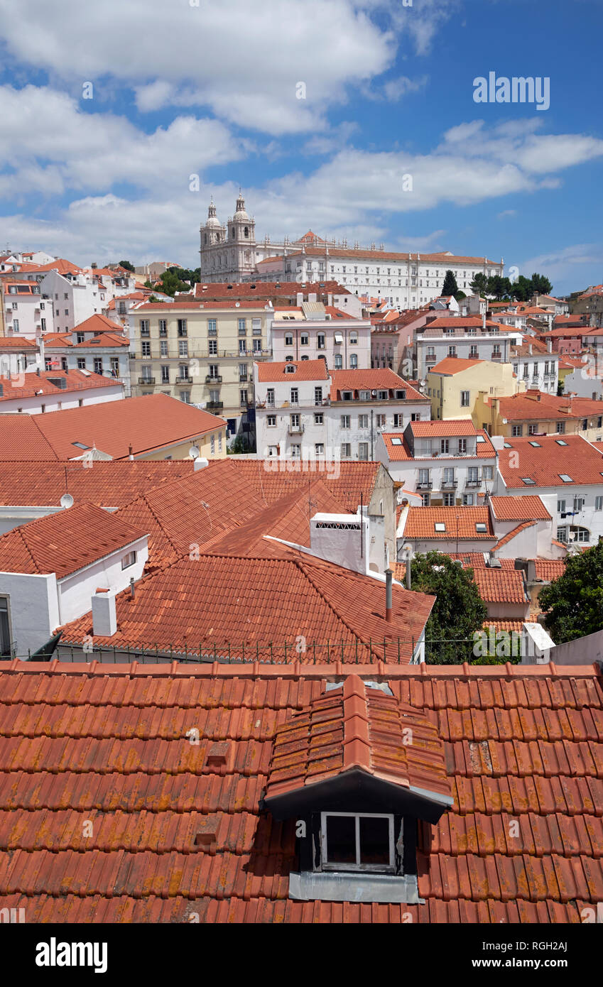 Vista sul quartiere di Alfama di Lisbona, Portogallo, verso il Mosteiro de Sao Vicente de Fora ('Monastery di San Vincenzo fuori le Mura"). Foto Stock