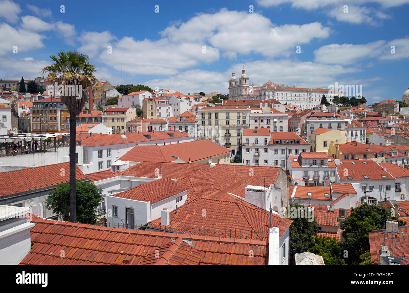 Vista sul quartiere di Alfama di Lisbona, Portogallo, verso il Mosteiro de Sao Vicente de Fora ('Monastery di San Vincenzo fuori le Mura"). Foto Stock