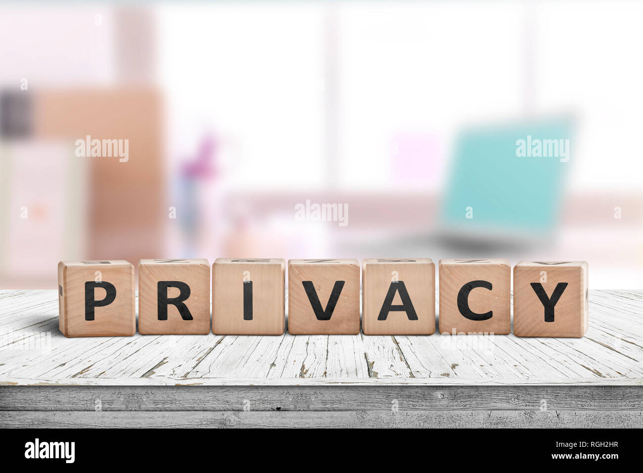 Privacy registrati su una tavola di legno in una sala luminosa con un computer Foto Stock