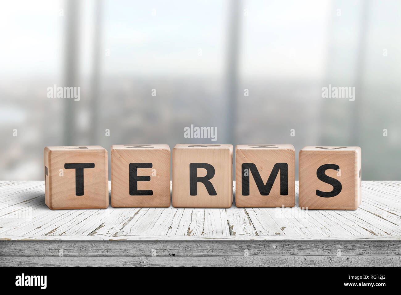 Termini firmare in un ufficio luminoso su una scrivania in legno con windows in background Foto Stock