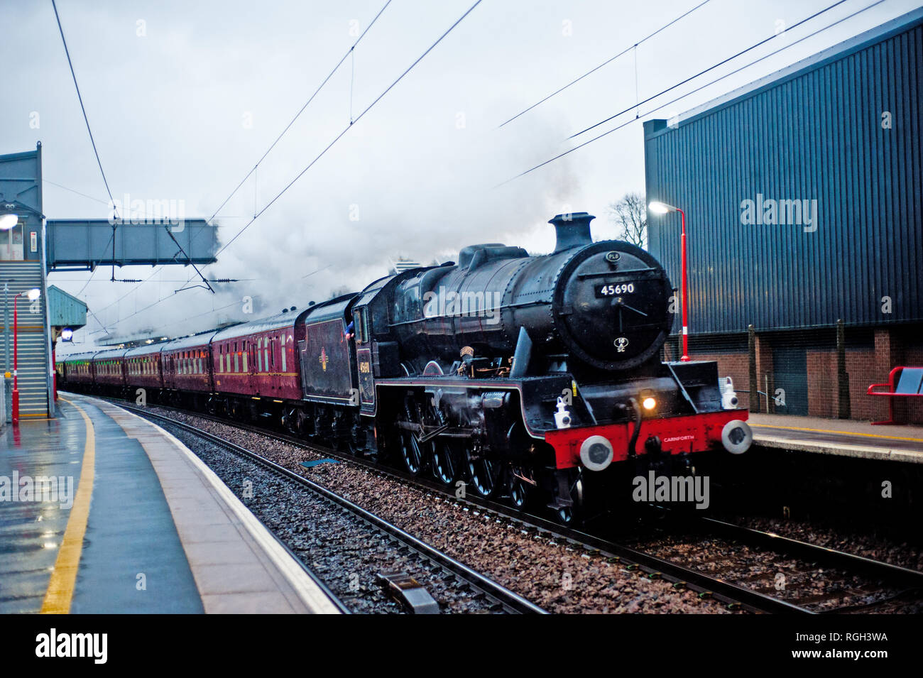 Giubileo Classe n. 45690 Leander tempeste attraverso Penrith stazione ferroviaria, Cumbroa, Inghilterra Foto Stock