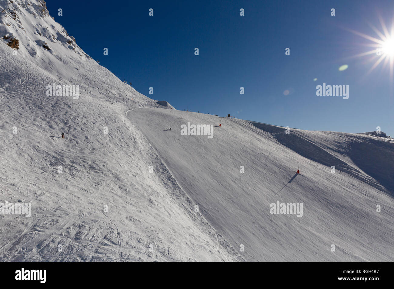 Parte superiore della collina innevate in ski resort. Montagna sci in una giornata di sole. In inverno il paesaggio di montagna Foto Stock