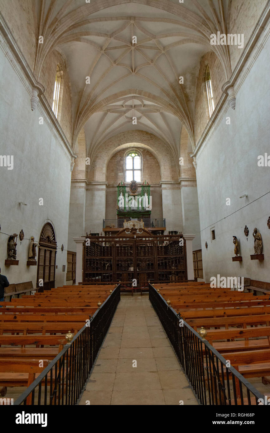 Penaranda de Duero, Burgos, Spagna Aprile 2015: vista dell'interno della Ex-chiesa collegiata di Santa Ana in Pe randa de Duero nella provincia di B Foto Stock