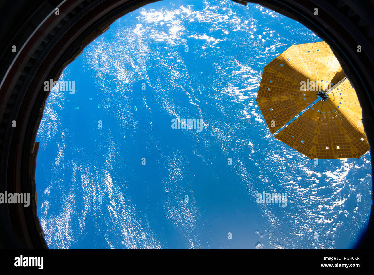 Splendido pianeta Terra, il nostro pianeta di origine, visto dalla stazione spaziale internazionale. Immagini incorniciate. Le immagini sono un handout dalla NASA. Ho pulito e Foto Stock