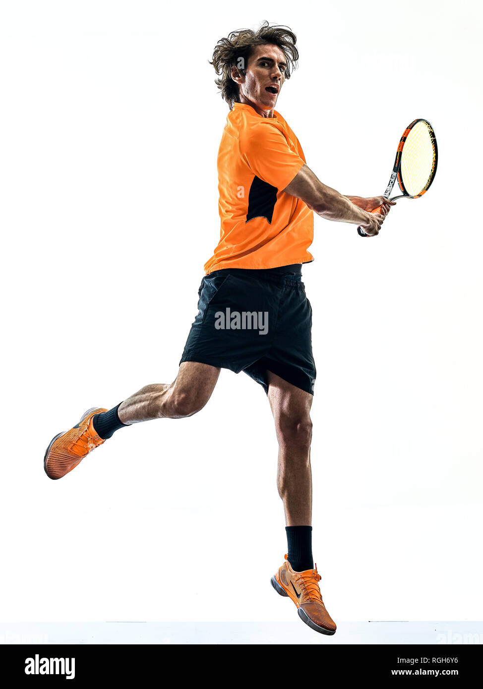 Una ispanica caucasica giocatore di tennis uomo in studio silhouette isolati su sfondo bianco Foto Stock