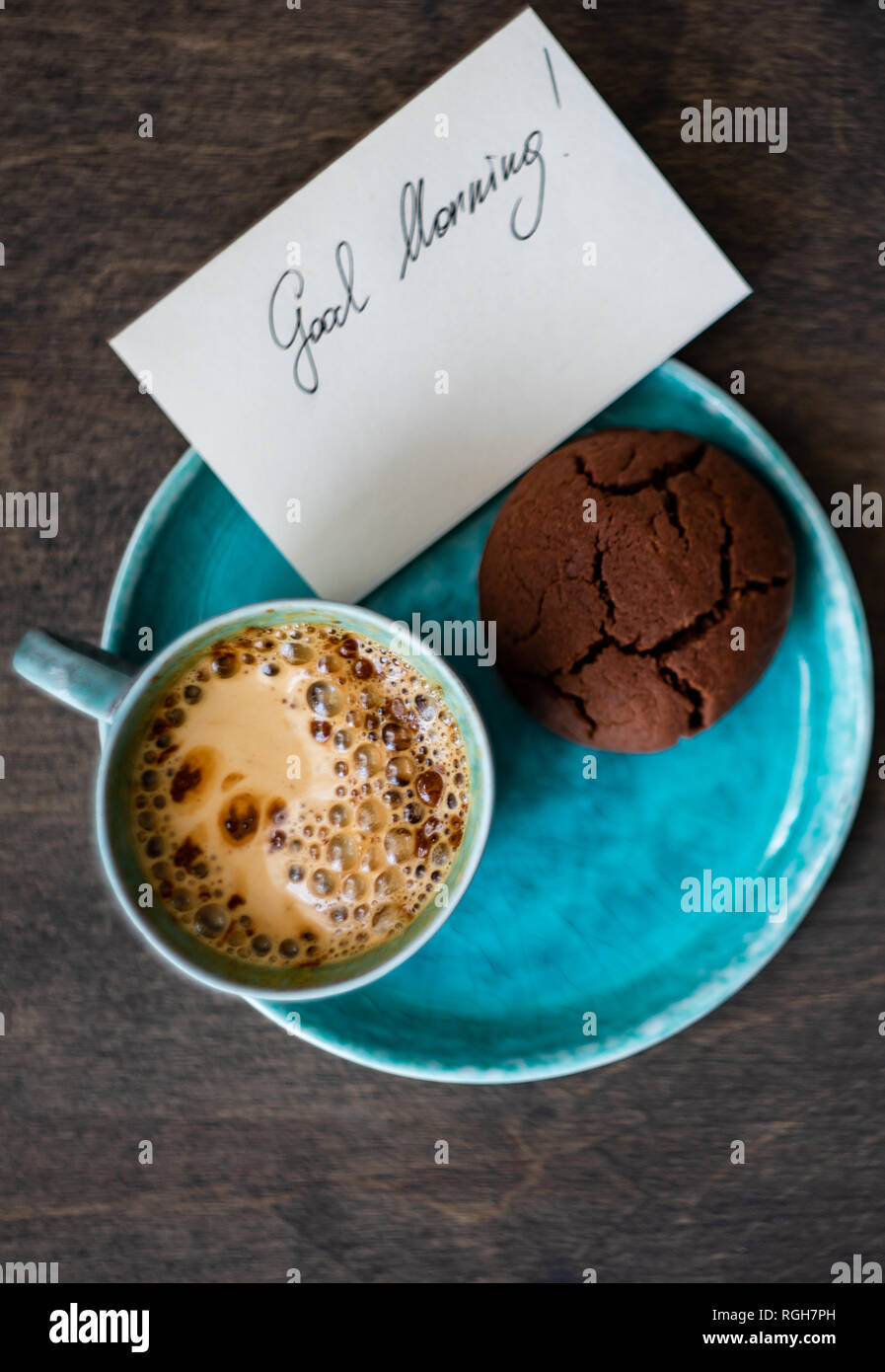 Tazza di caffè e di buon mattino nota su sfondo di legno con spazio di copia Foto Stock