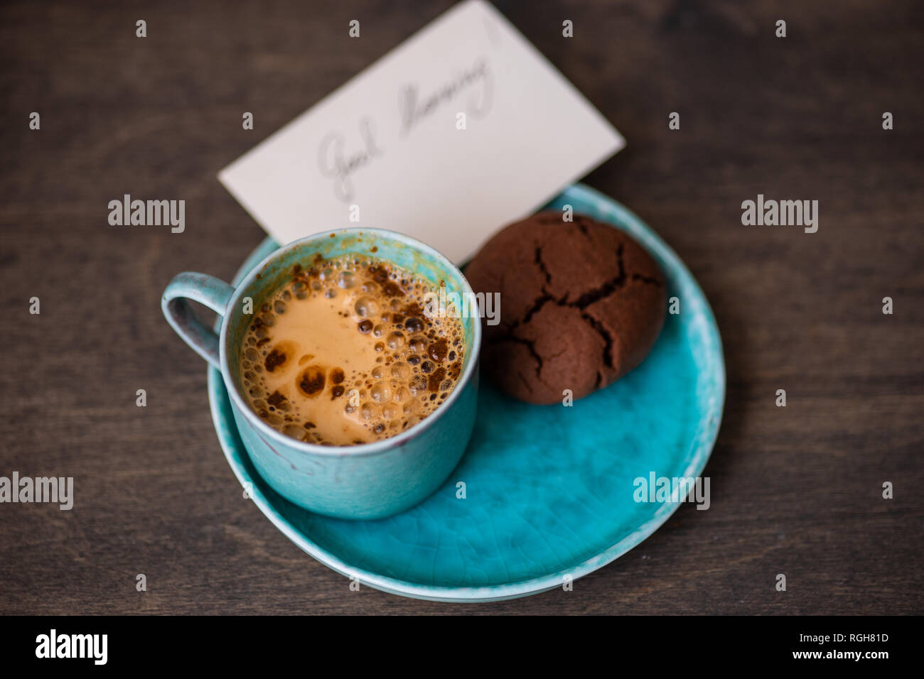 Tazza di caffè e di buon mattino nota su sfondo di legno con spazio di copia Foto Stock