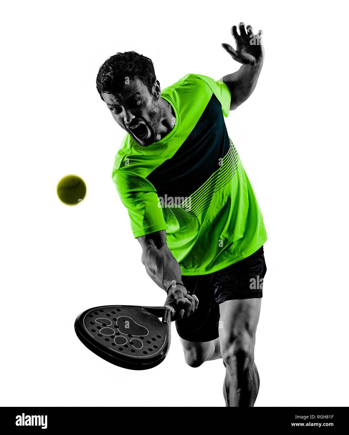 Un uomo caucasico giocare a paddle tennis player isolati su sfondo bianco Foto Stock