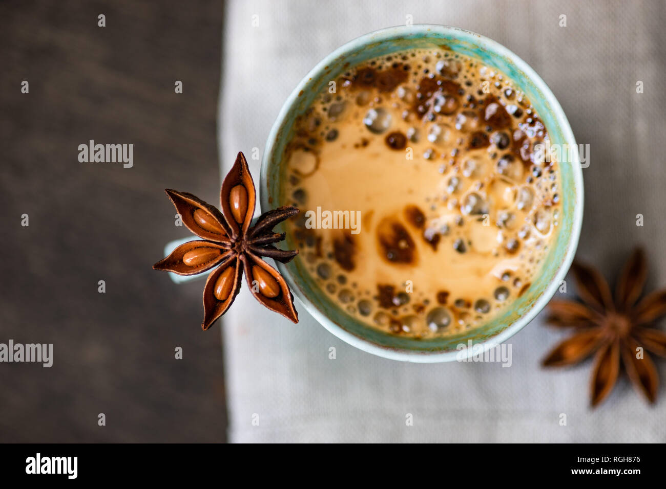 Tazza di caffè e di buon mattino nota su sfondo di legno con spazio di copia Foto Stock