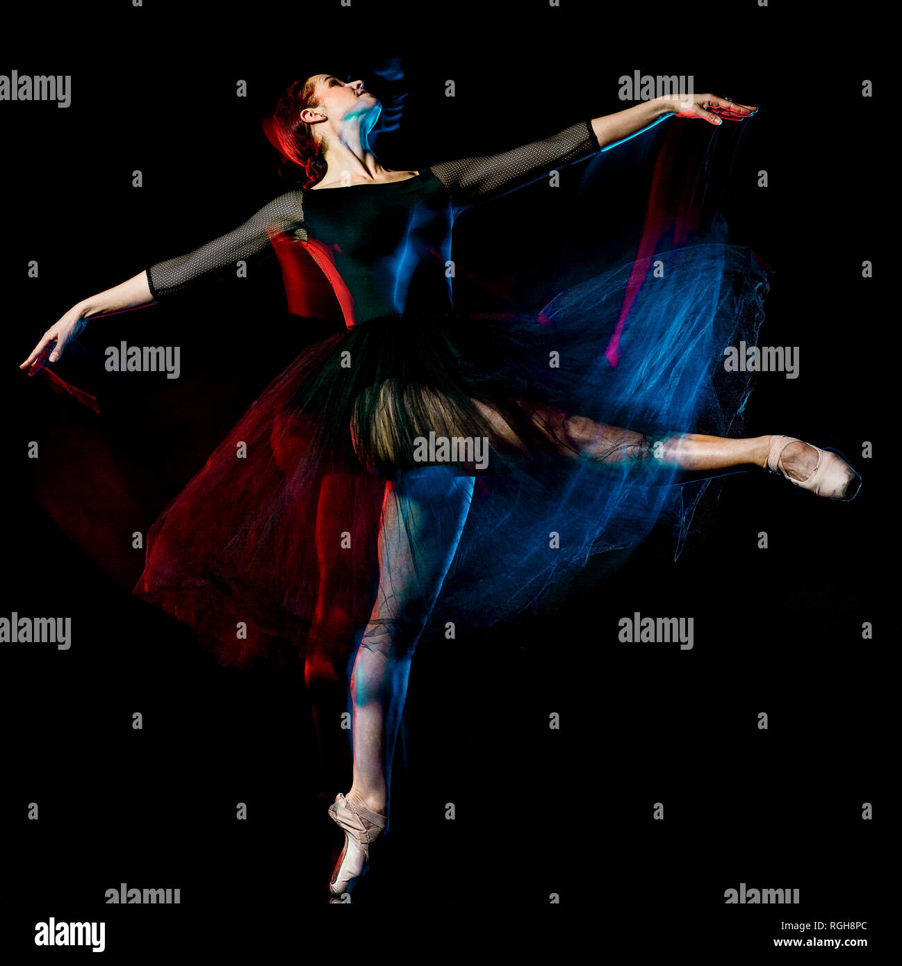 Una donna caucasica ballerina ballerina classica dancing donna studio shot isolato su bacground nero Foto Stock