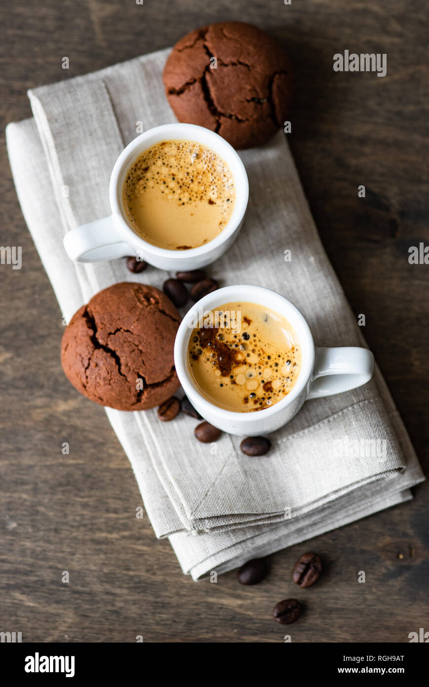 Tazza di caffè e di buon mattino nota su sfondo di legno con spazio di copia Foto Stock