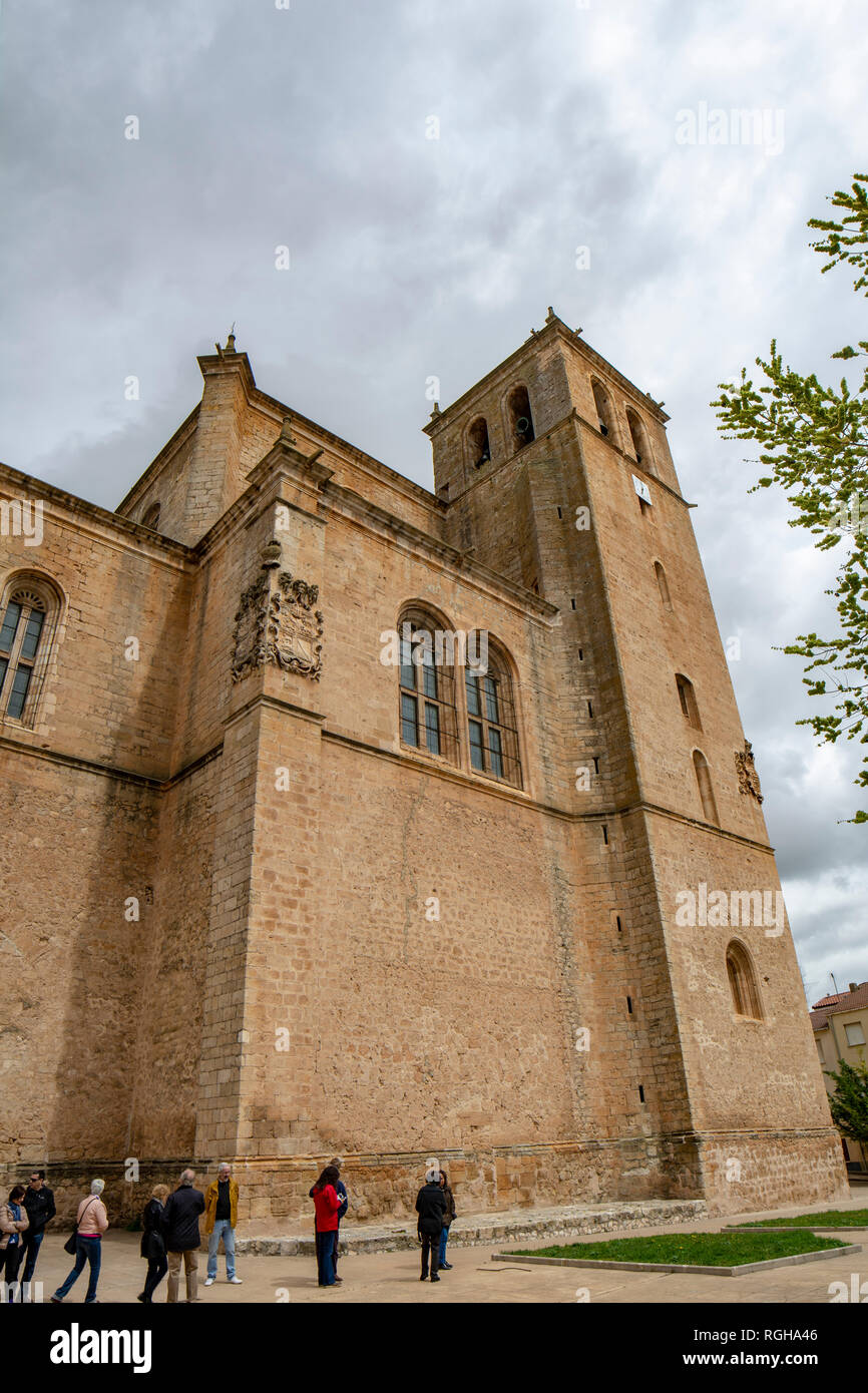 Penaranda de Duero, Burgos, Spagna Aprile 2015: vista sulla torre della Ex-chiesa collegiata di Santa Ana in PeÃ±Aranda de Duero nella provincia di Bur Foto Stock