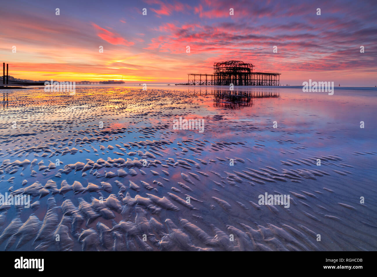 I resti di Brighton il Molo Ovest catturata a sunrise. Foto Stock
