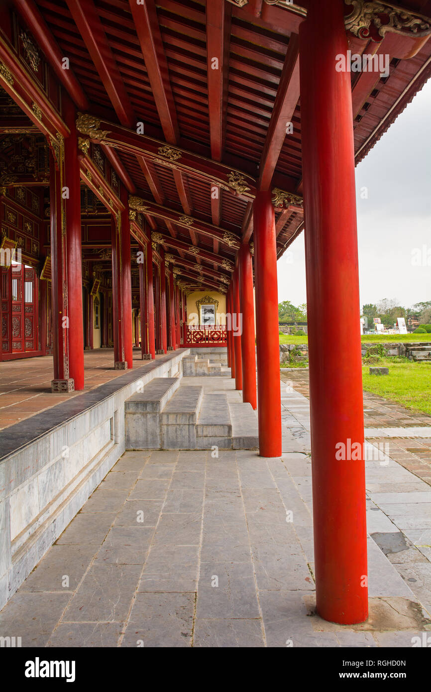 Il lungo corridoio accanto alla possibile Thanh Palace Sito nella città imperiale, tonalità, Vietnam Foto Stock