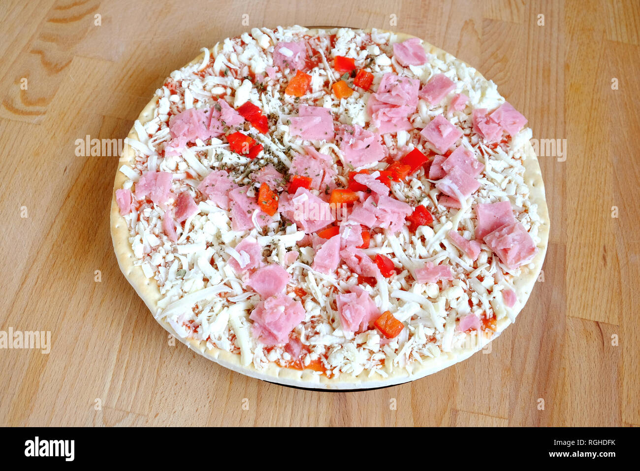 Materie (nella quasi totalità) impreparati pizza sul marrone sabbia cucina in legno table top view closeup Foto Stock