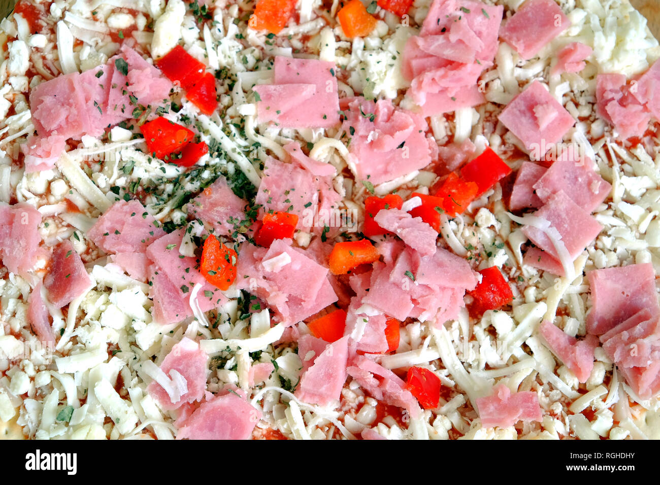 Materie (nella quasi totalità) impreparati pizza come sfondo vista superiore closeup Foto Stock