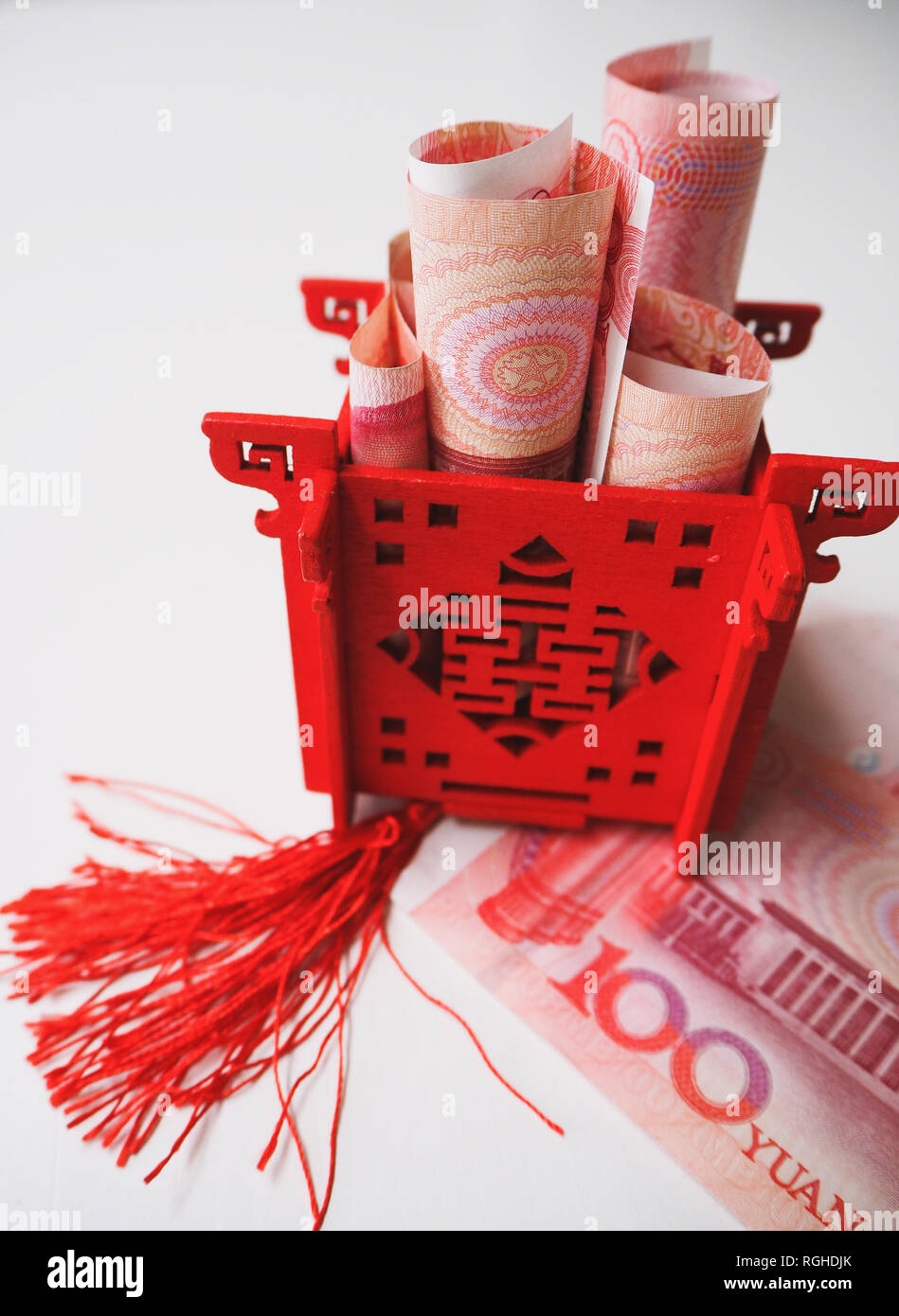 Miniatura padiglione Cinese in rosso brillante su permanente e riempito con il cinese 100 renminbi banconote Foto Stock