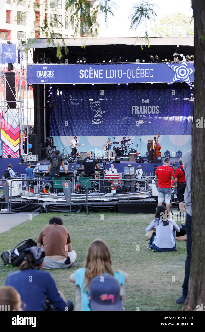 Montreal, Canada. 6/11/2018.indie-folk gruppo Post Script eseguire sul palco dello stadio Loto-Quebec al Francos French Music Festival di Montreal Foto Stock