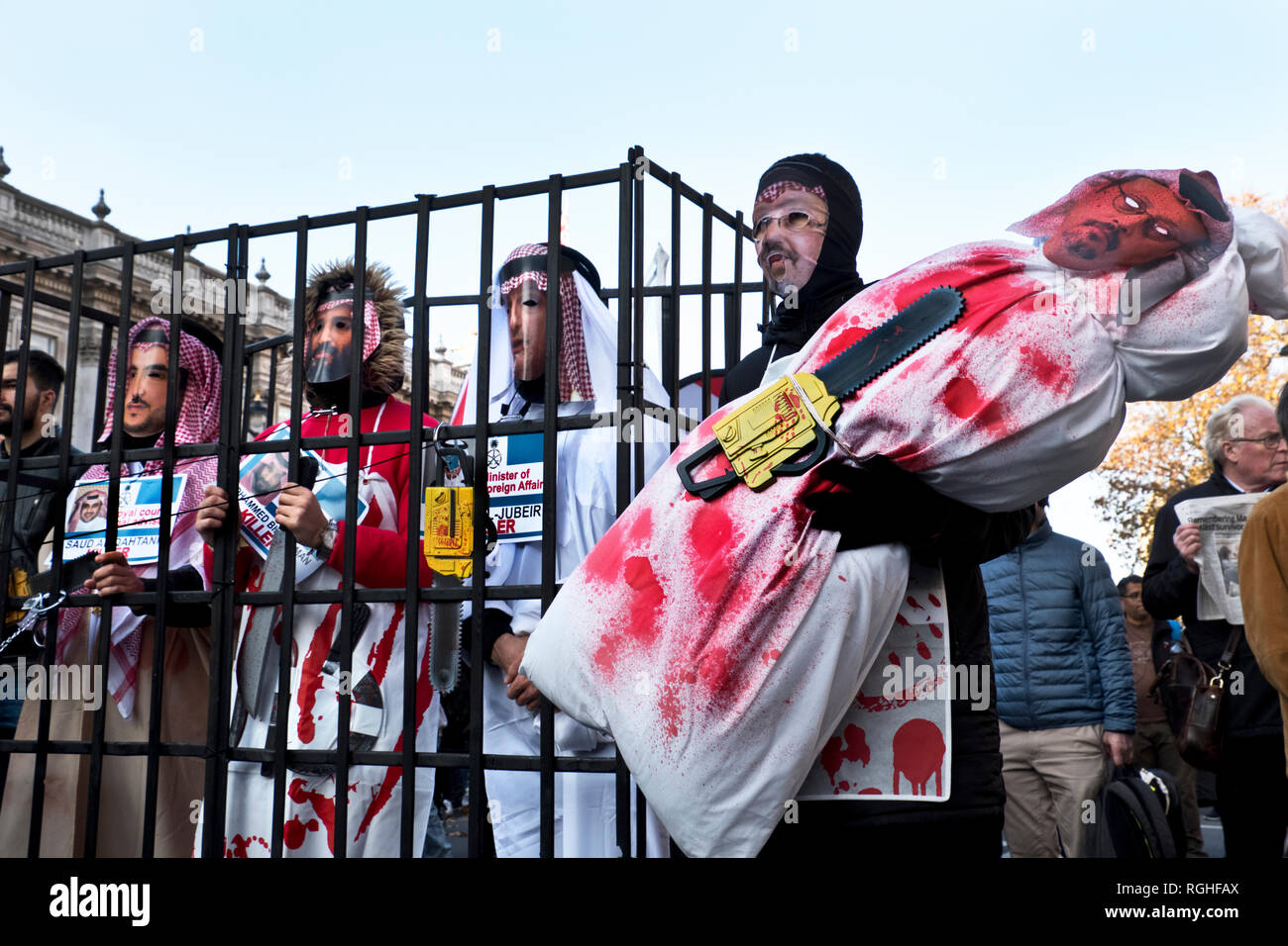 In seguito ci uccide Arabia giornalista Jamal Khashoggi in Turchia, dimostranti è venuto vestito come Arabia funzionari, comprese Saudi Crown Prince Mohammad bin Salman, all'interno di un fake cella di prigione . Foto Stock