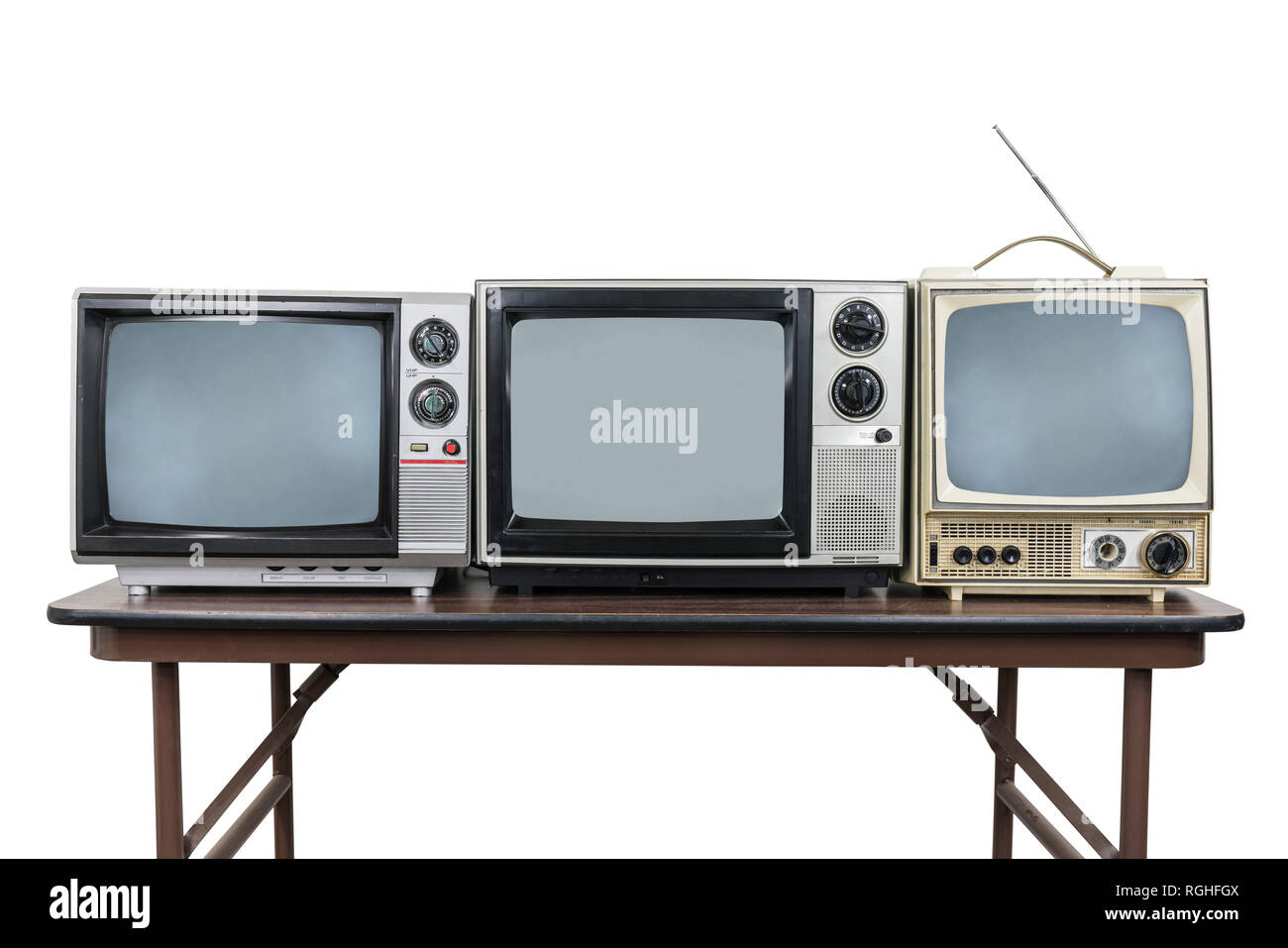 Tre televisori vintage sulla tavola di legno isolato su bianco con percorso di clipping. Foto Stock
