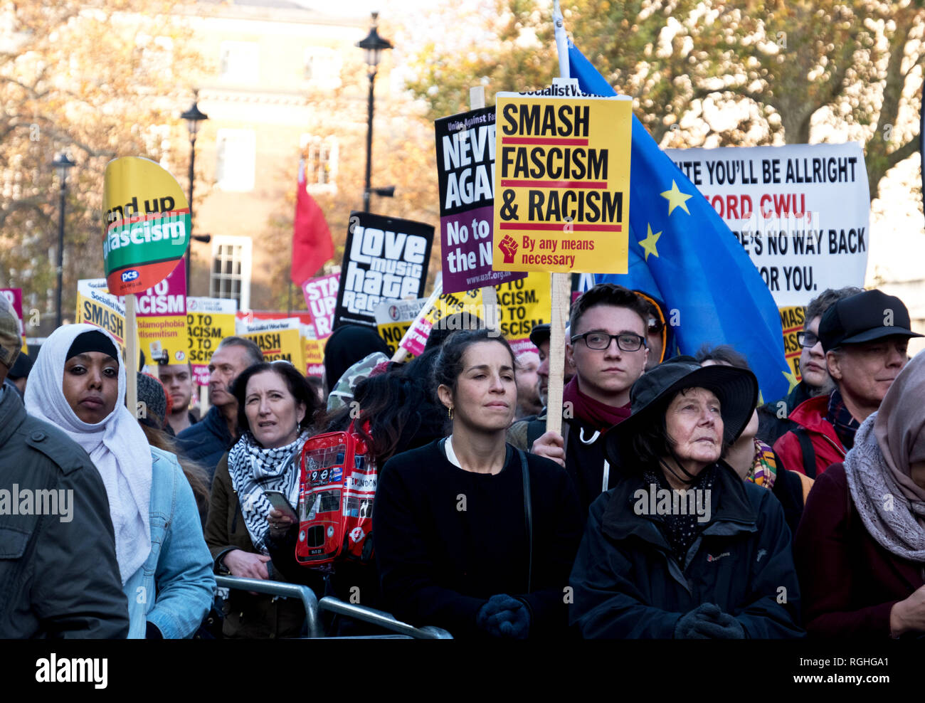 Anti-razzismo Anti-Fascism marzo e protesta attraverso il centro di Londra il 17 Nov 2018 Foto Stock