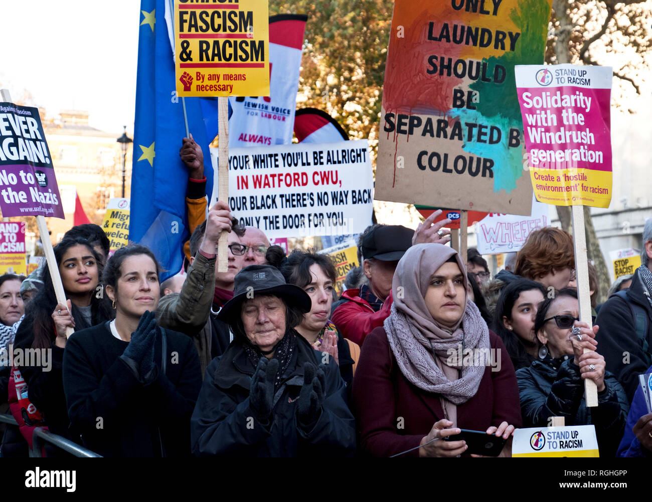 Anti-razzismo Anti-Fascism marzo e protesta attraverso il centro di Londra il 17 Nov 2018 Foto Stock