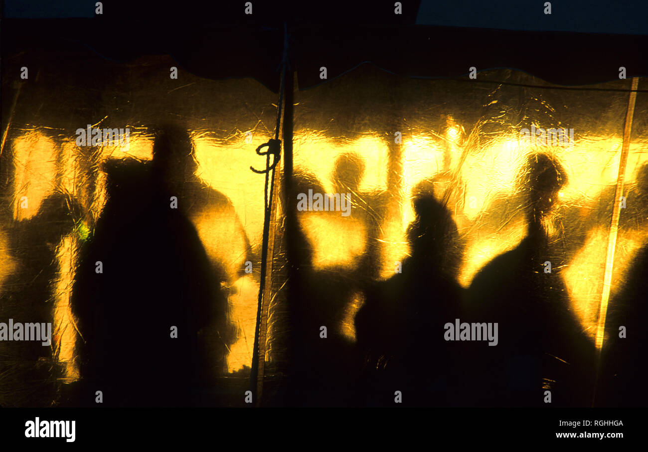 Un partito di cocktail in una plastica tenda drappeggiata in Newport, Rhode Island, STATI UNITI D'AMERICA Foto Stock