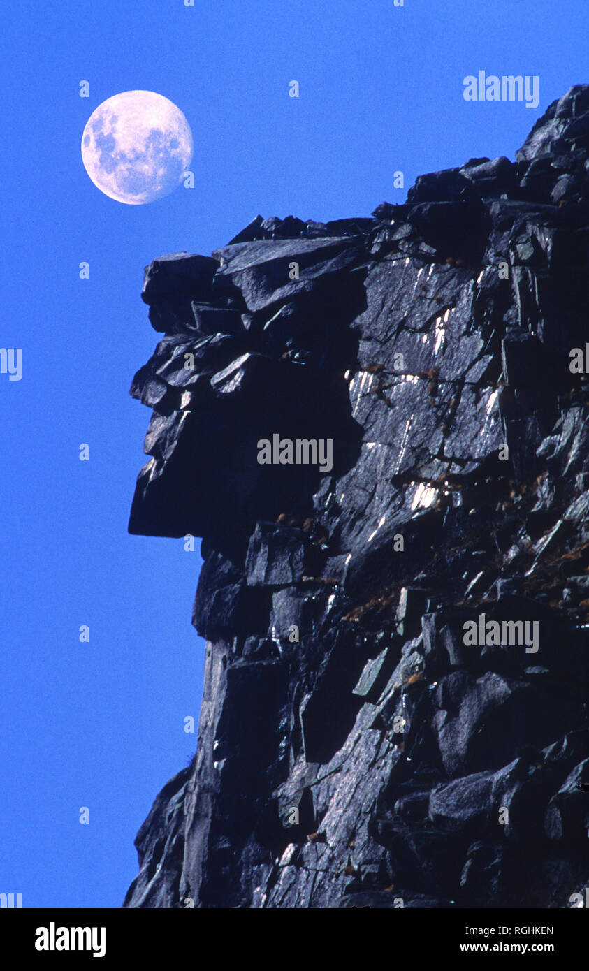 Il vecchio uomo in montagna e una luna piena (aggiunto). Franconia Notch, NH, Stati Uniti d'America. La formazione di roccia crollato Maggio 3, 2003 Foto Stock