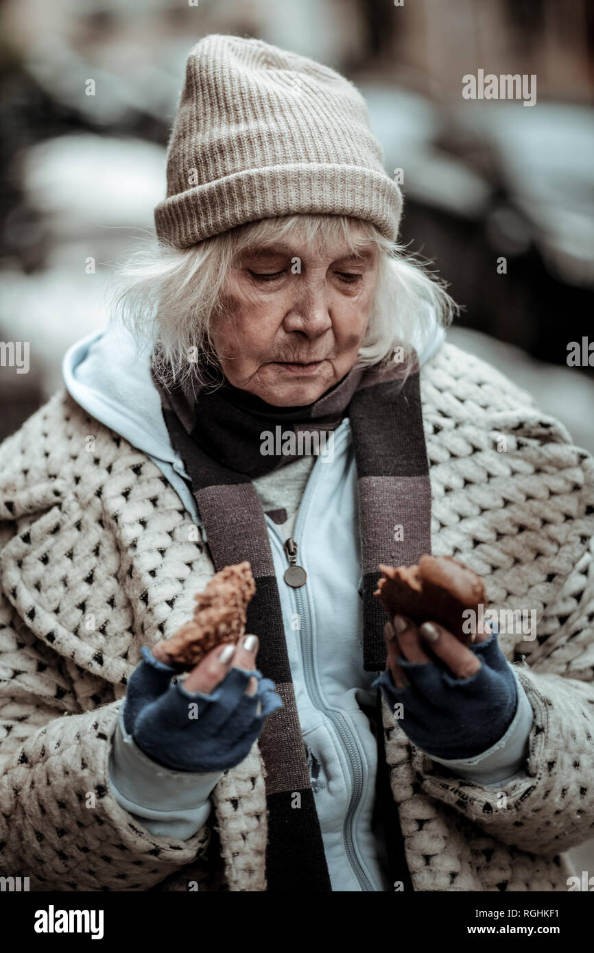 Premuto triste senzatetto donna soffre di malnutrizione Foto Stock