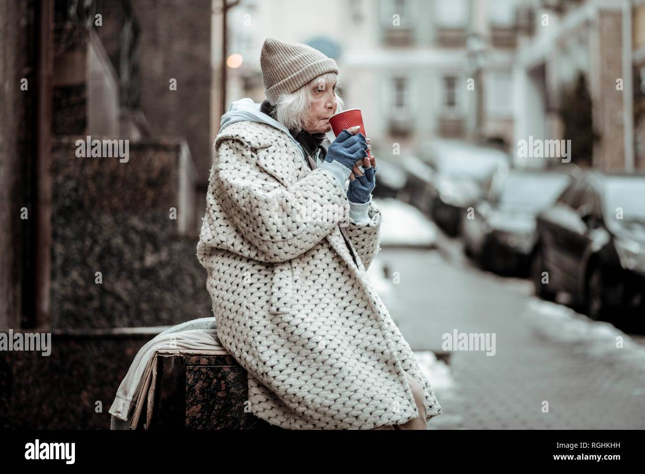 Triste di età della donna a pensare la sua vita Foto Stock