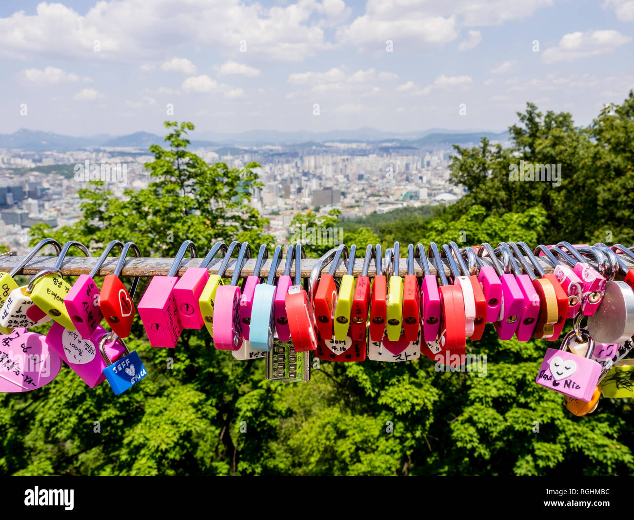 Seoul, Corea del Sud - 3 Giugno 2017: Amore colorati lucchetti, Seoul, Parco di Namsan. Foto Stock