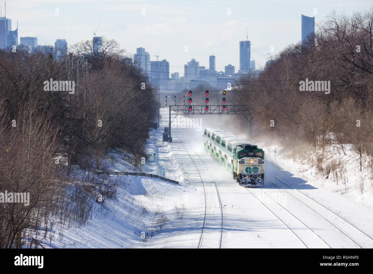 La Go corse in treno attraverso la neve vicino alla stazione Danforth seguendo la mattina dopo gennaio 28th della nevicata record a Toronto, Ontario, Canada. Foto Stock