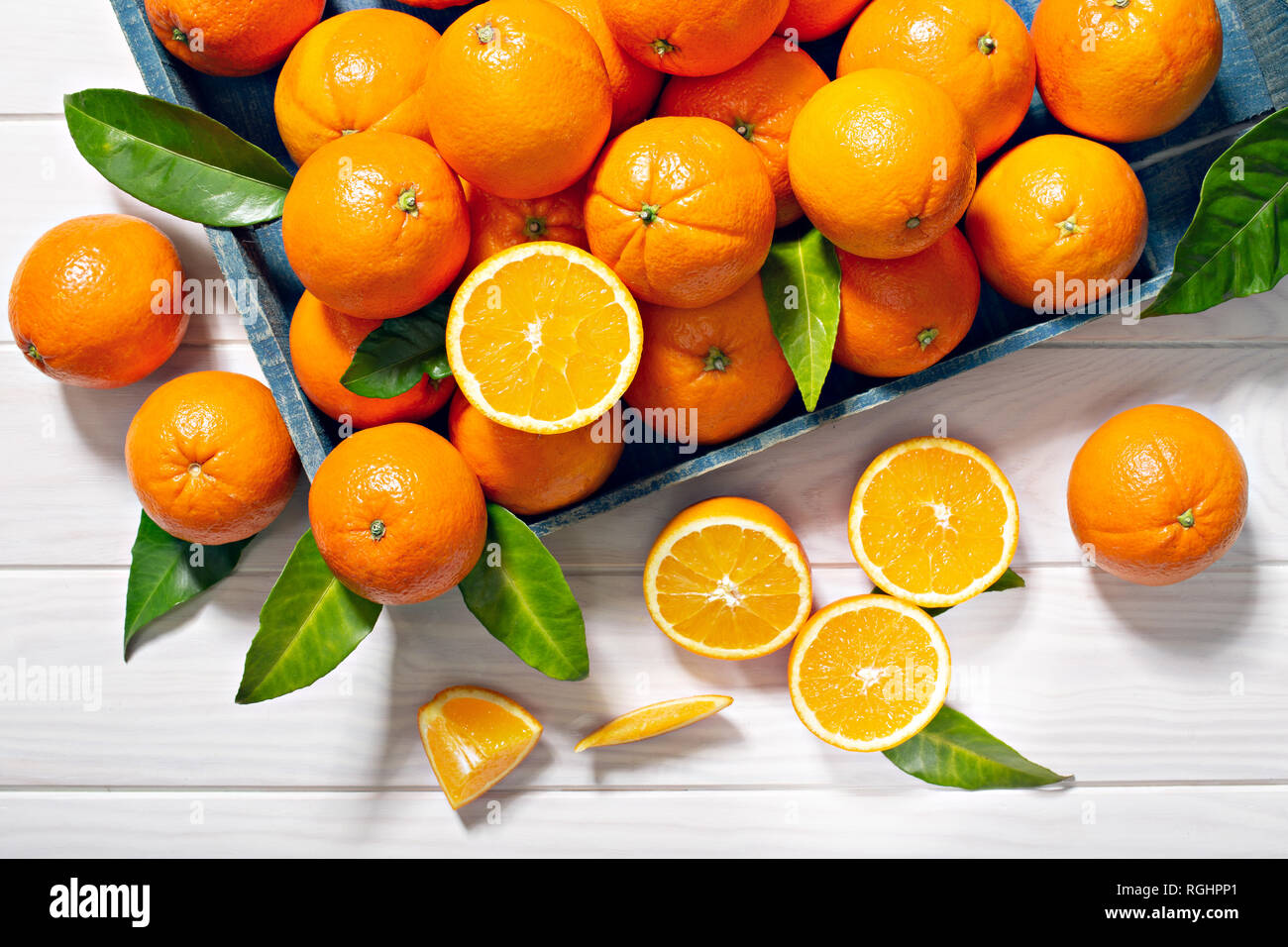 Arancia freschi frutti con foglie su un tavolo di legno. Cibo sano concetto. La vitamina C Foto Stock