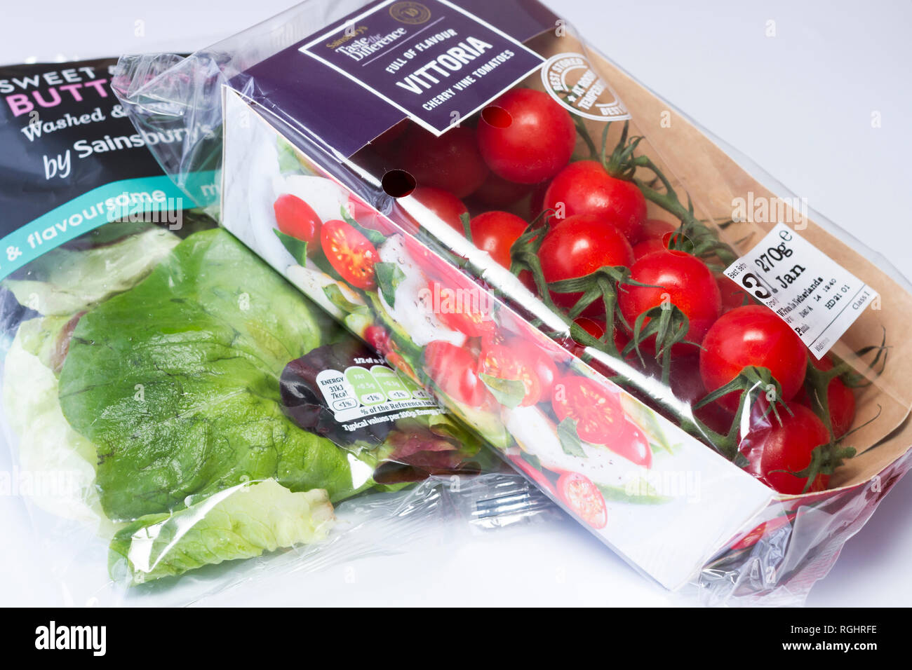 Confezionate i pomodori e foglie di insalata. Regno Unito 2019 Foto Stock