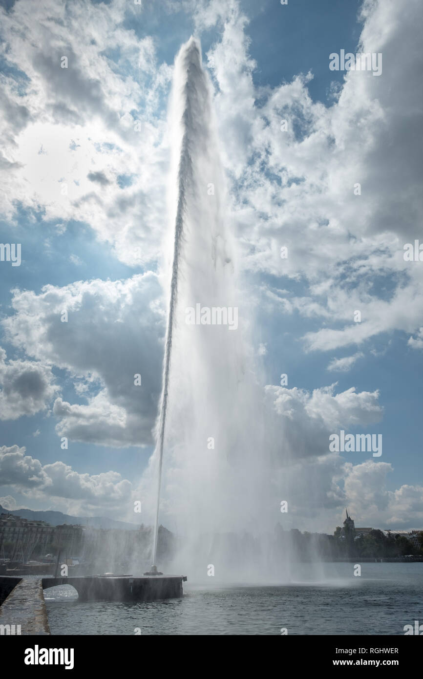 Ginevra's Jet d'eau (getto d'acqua) fontana. Angolo di visualizzazione e la 140 metri (460 ft) alto getto di Ginevra fanno apparire piccoli in background. Foto Stock