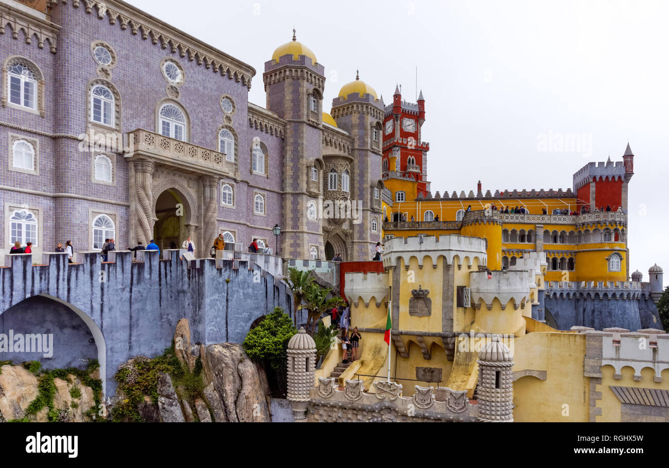 Turisti alla pena Palazzo Nazionale di Sintra, Portogallo Foto Stock