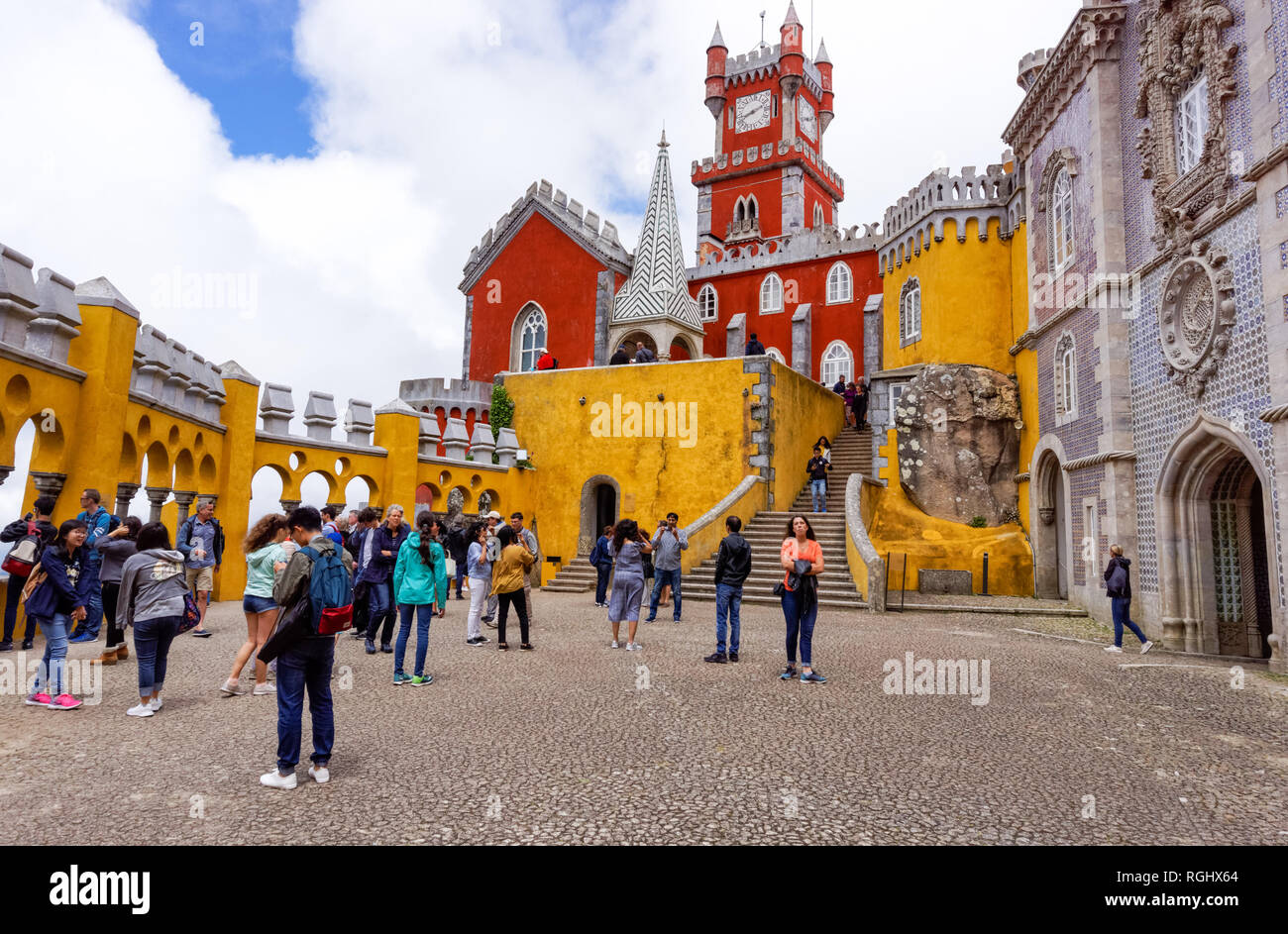 I turisti a gli archi in cantiere la pena Palazzo Nazionale di Sintra, Portogallo Foto Stock