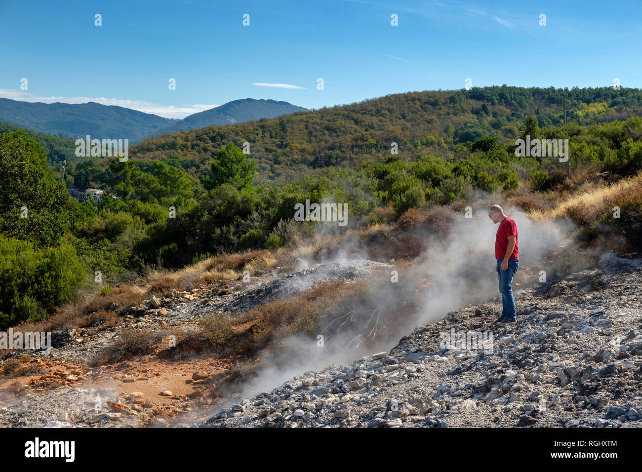 L'Italia, Toscana, le Colline Metallifere e Val di Cecina, Sasso Pisano, Valle delle Diavolo, escursionista guardando il campo geotermico Foto Stock