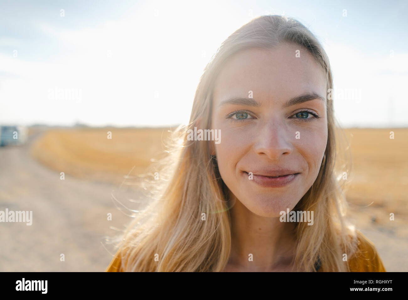 Ritratto di sorridente giovane donna nel paesaggio rurale Foto Stock