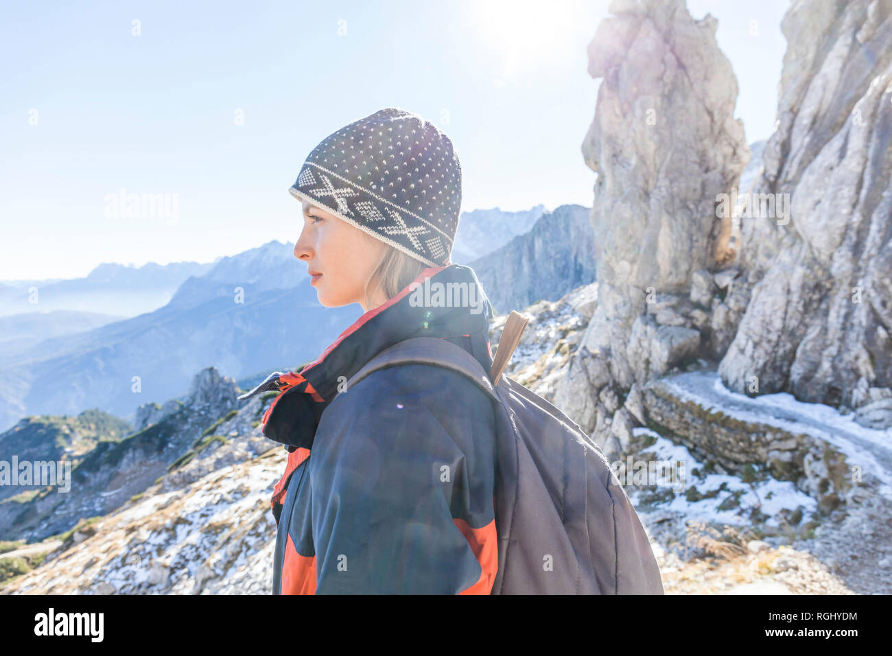 Germania, Garmisch-Partenkirchen, Alpspitze, Osterfelderkopf, femmina escursionista in punto di vista guardando a vista Foto Stock
