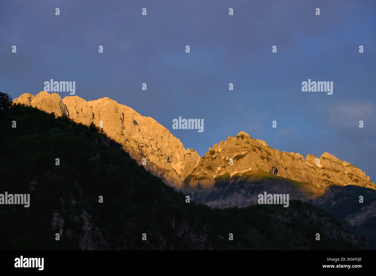 Albania, Scutari County, Alpi Albanesi, Theth National Park, Theth, montagne nella luce della sera Foto Stock