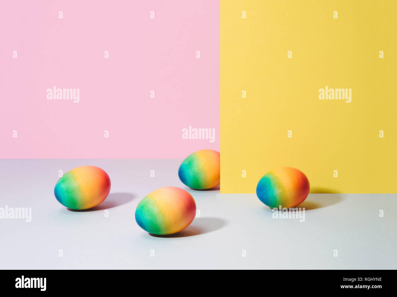 Uova dipinte su sfondo color pastello. Foto Stock
