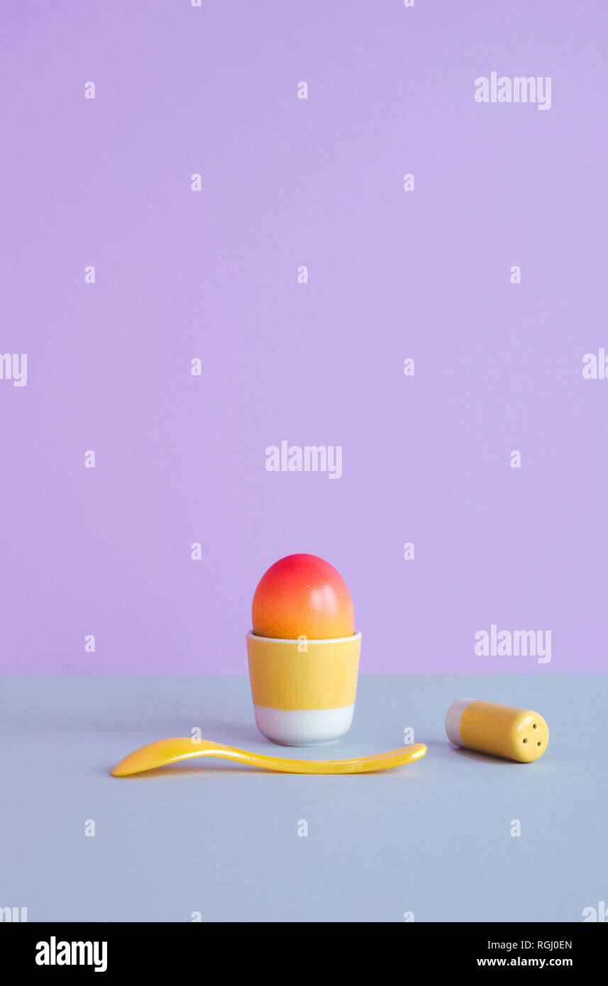 Uova dipinte su sfondo color pastello. Foto Stock