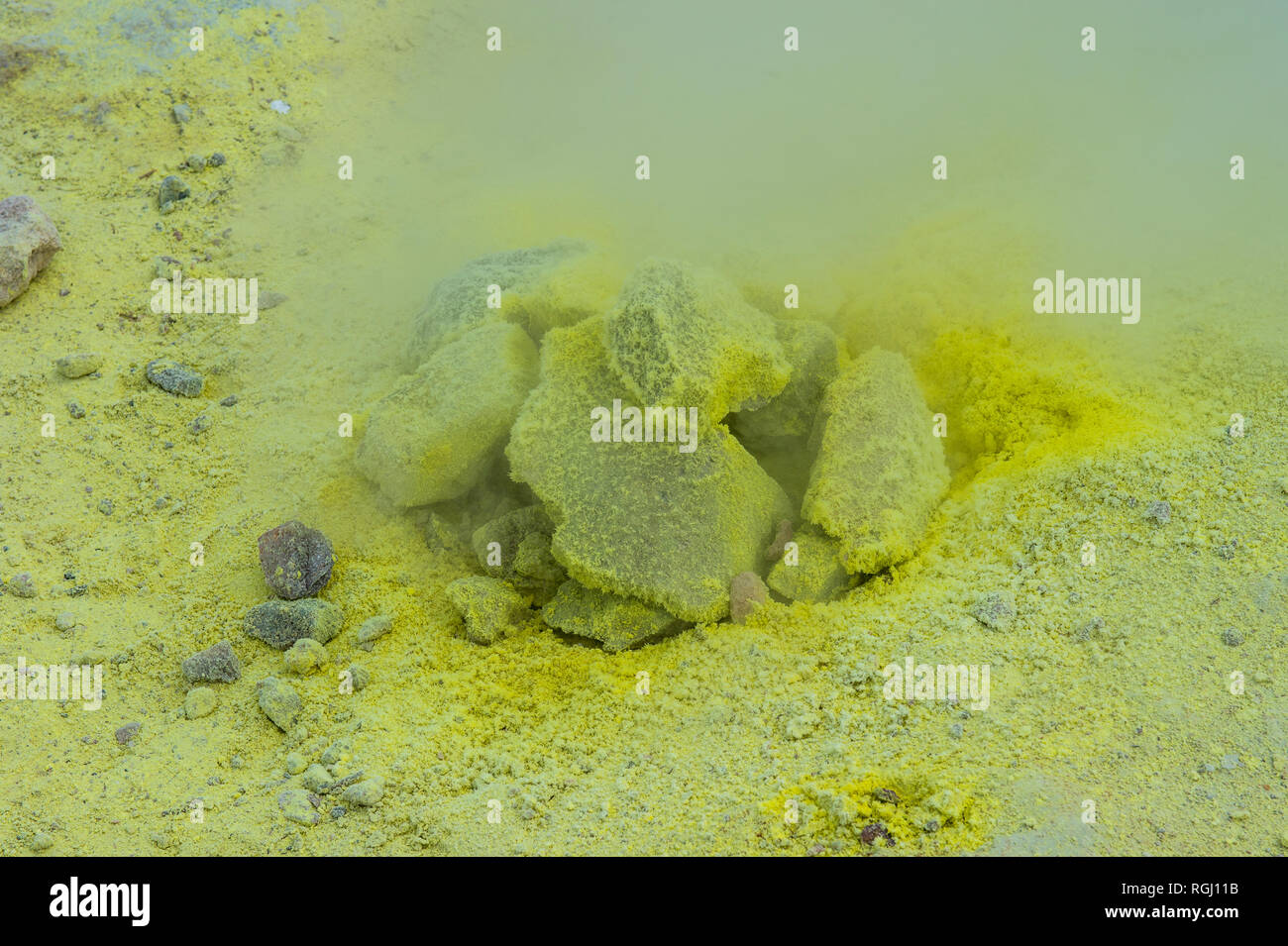 Hokkaido, Akan Mashu National Park, pezzi di zolfo su Iozan, montagna di zolfo, vulcano attivo area Foto Stock