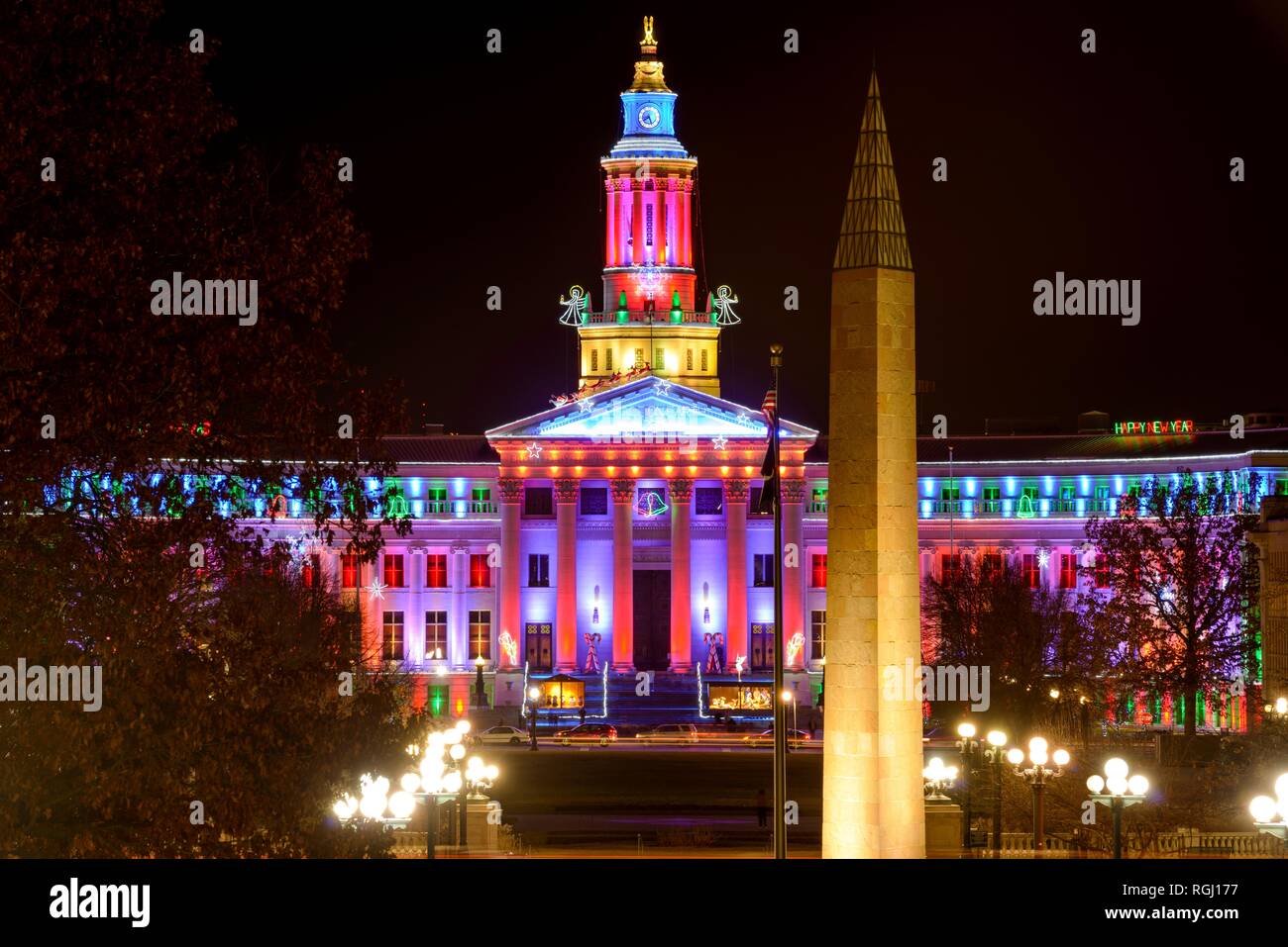 Notte a Denver City Hall - durante il mese di dicembre stagione di vacanze, colorate luci accese fino a Denver la città e la contea di edificio e Memoriale di guerra, Denver, CO, Stati Uniti d'America. Foto Stock